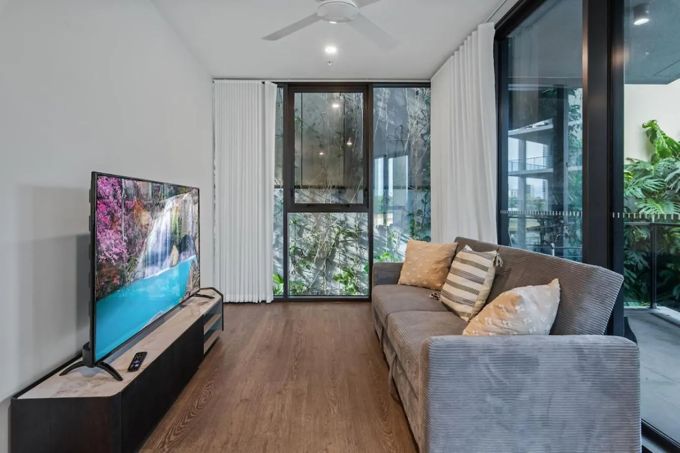 Ultimate Location Chic 2Br Rooftop Pool N Parking Brisbane
